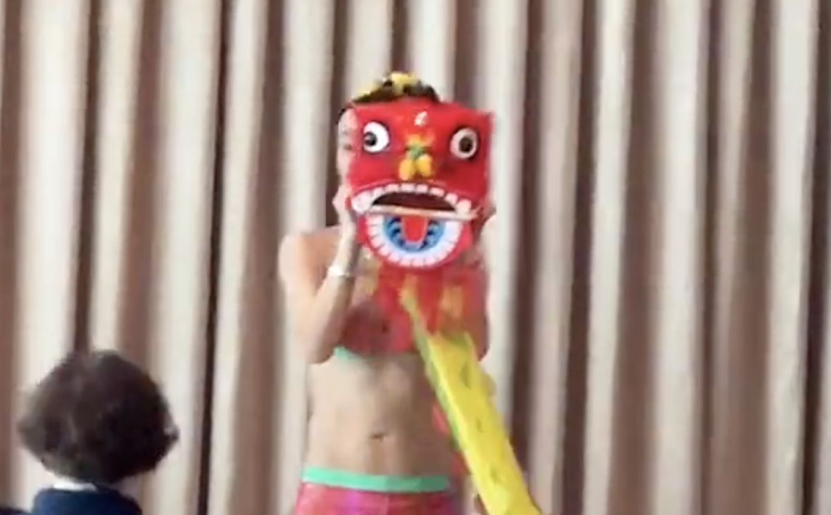 ▲一位身材姣好的正妹受邀尾牙上台熱舞，結果面具拿下竟是網紅「法拉利姊」張婷婷。（圖/法拉利姊臉書）