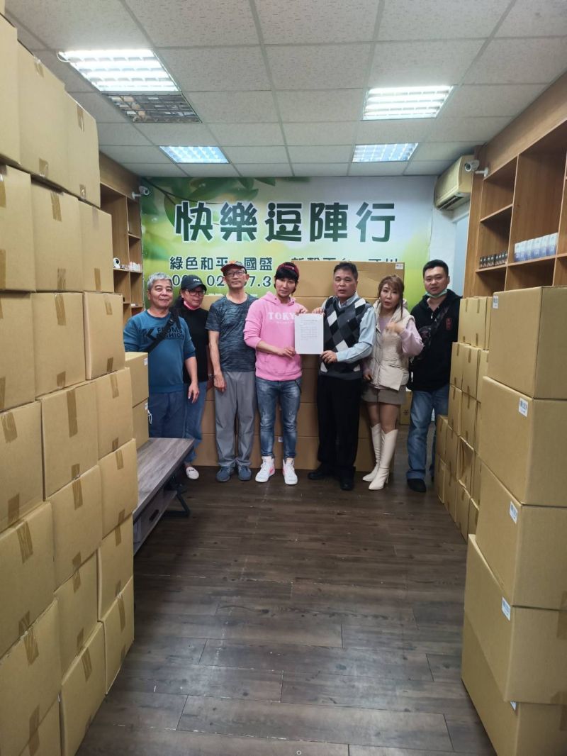 ▲台一線阿文(左四)接受《NOWnews今日新聞》專訪,透露沒有向楊繡惠借錢。(圖/讀者提供)