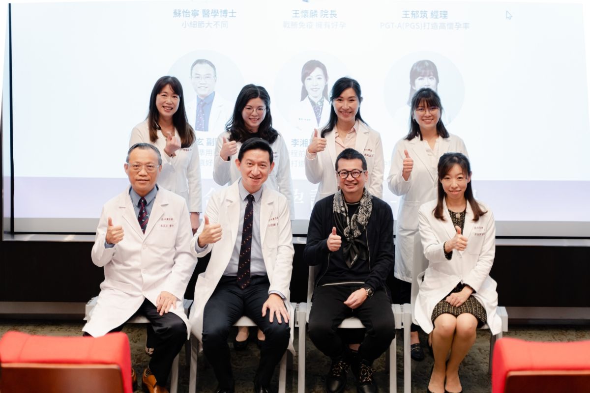 ▲台中禾馨宜蘊中西合療備孕說明會，禾馨醫療執行長蘇怡寧(第一排右二)到場支持，參與醫師眾星雲集：台中禾馨宜蘊生殖中心院長王懷麟(第一排左二)、台中禾馨宜蘊生殖中心副院長吳成玄(第一排左一)、台中宜蘊中醫診所院長李湘萍(第一排右一)，台中宜蘊中醫診所主任曾馨儀、台中宜蘊中醫診所主任沈俐伶、台中禾馨宜蘊生殖中心主任黃佩真、慧智基因產品經理王郁筑(第二排左起)。(圖/品牌提供)