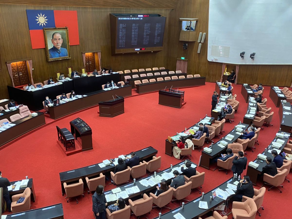 ▲立法院會今天三讀通過修正再生能源發展條例部分條文，增訂符合一定條件的新建、增建或改建建築物，應於屋頂設置一定裝置容量太陽光電發電設備；後續經濟部與內政部共同研商相關子法規範。（圖／NOWnews資料照）