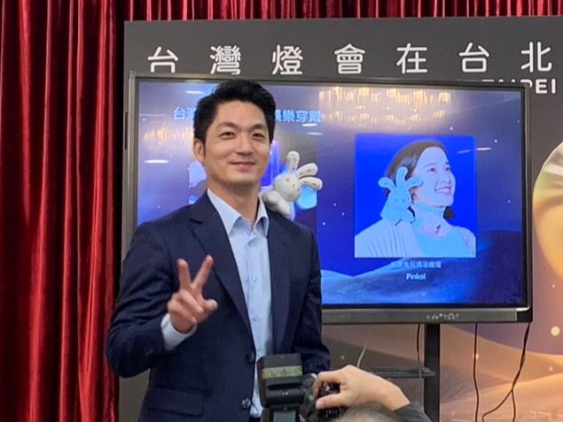 ▲台北市長蔣萬安對「光源兔吸鐵兔玩偶」愛不釋手,全程掛在肩膀上邀請市民朋友一起get同款。(圖/記者汪睿琦攝)