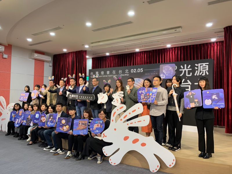 ▲台北市府攜手pinkoi平台,販售23款實用又可愛的兔年燈會周邊。(圖/記者汪睿琦攝)