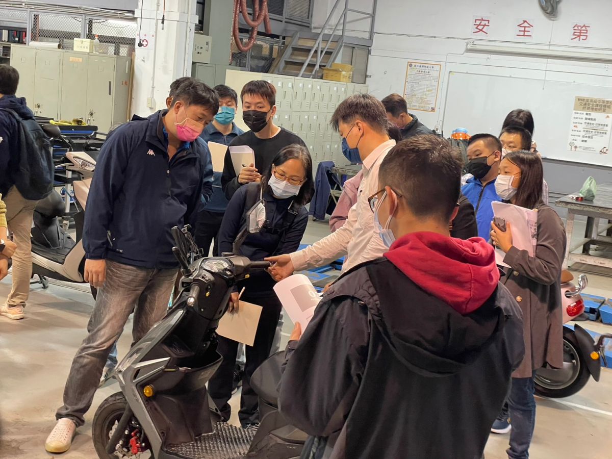 ▲教育部國教署委請國立台灣師範大學發展「交通安全補充教材－機車騎乘安全」，教學生正確騎機車。（圖／教育部提供）