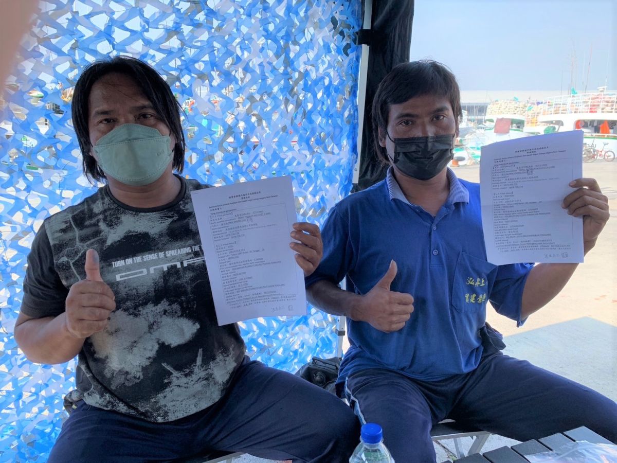 ▲船主與船員簽訂勞務契約，交付船員持有契約，每月最低工資550美元以上，透過勞動檢查，確認船主依規定履行。（圖／漁業署）