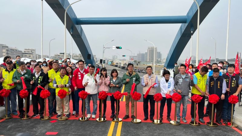 ▲高雄市長陳其邁主持鳳山區頂庄一街銜接寶陽路橋樑通車啟用典禮。（圖／高市府工務局提供） 