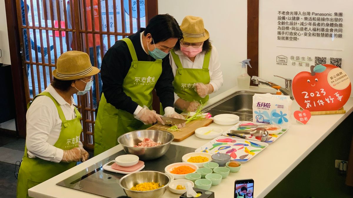 ▲賴清德號稱在家會下廚，但他拿菜刀的模樣有些生疏，隨即被旁邊的不老料理人接手。（圖／記者顏幸如攝，2023.01.10）