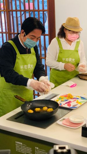 ▲賴清德將捏好的肉丸下鍋水煮。（圖／記者顏幸如攝，2023.01.10）