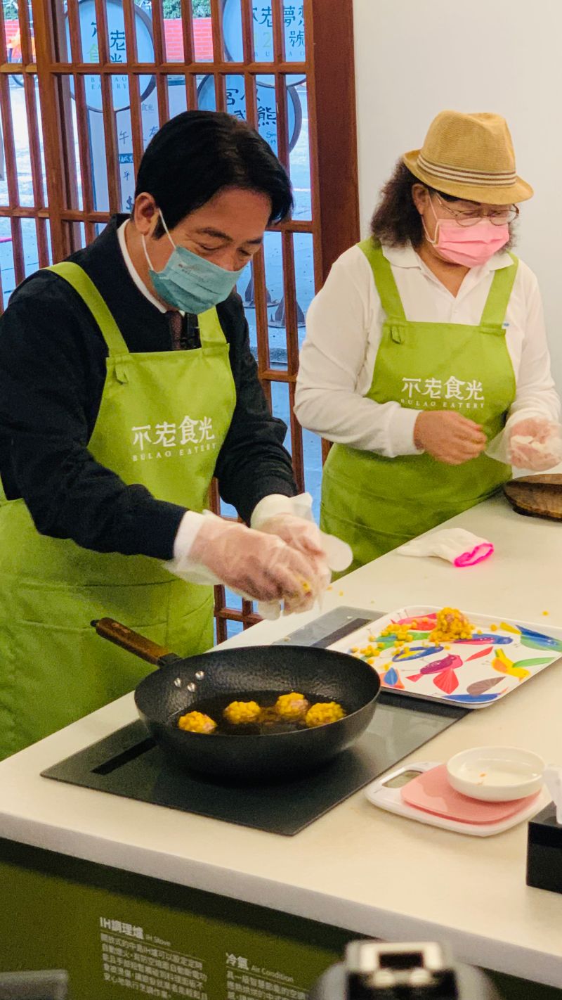 ▲賴清德將捏好的肉丸下鍋水煮。(圖/記者顏幸如攝,2023.01.10)