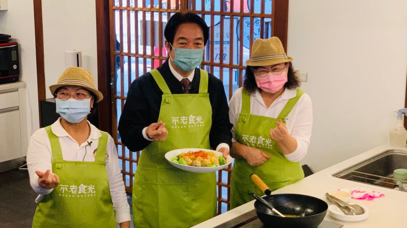 ▲賴清德秀出自己做好的年菜「金玉良丸慶餘年」。(圖/記者顏幸如攝,2023.01.10)