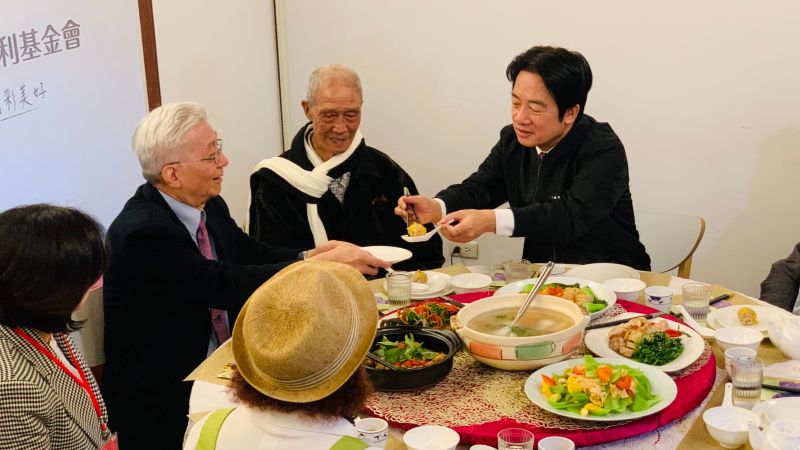 ▲賴清德夾自己做的「金玉良丸」給邱阿公吃。(圖/記者顏幸如攝,2023.01.10)