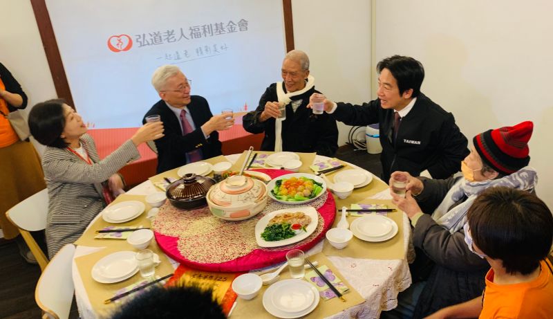 ▲賴清德提前和獨老圍爐,並舉杯預祝在座的台中市副市長王育敏等人新春愉快。(圖/記者顏幸如攝,2023.01.10)