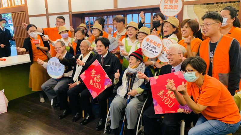 ▲賴清德和老人家、工作人員開心合照。(圖/記者顏幸如攝,2023.01.10)
