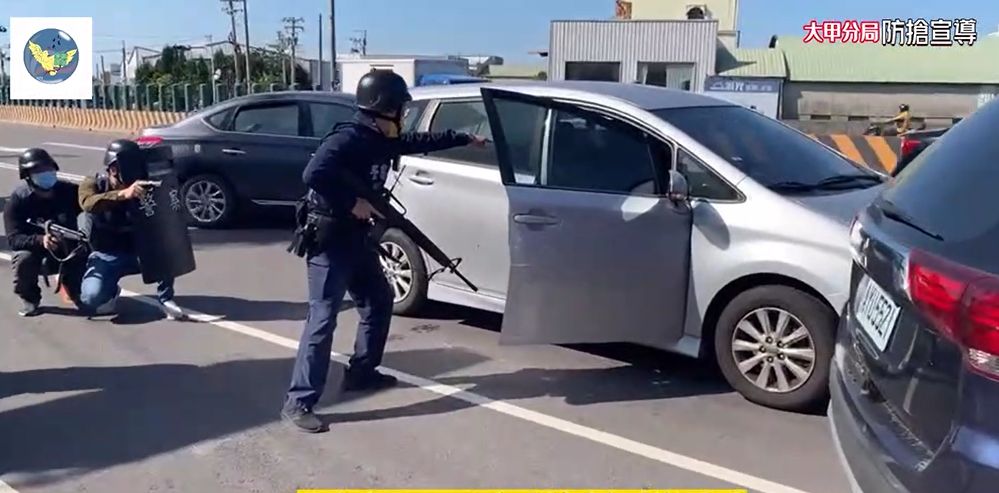 ▲大甲警分局與銀行實施防搶實警演練，合拍一部「春節防搶」衛教宣導短片(圖／警方提供2023.1.10)