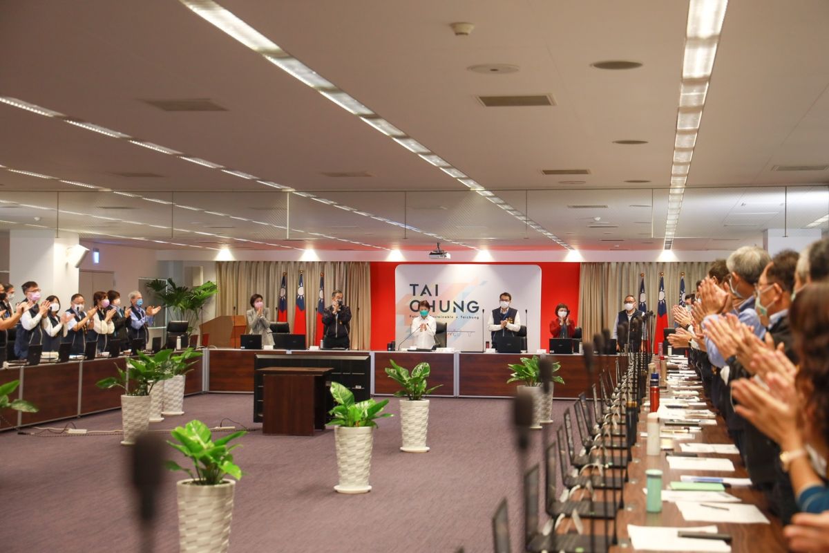 ▲台中市政府3位將屆齡退休，市長盧秀燕請在場首長起立鼓掌向他們致敬(圖／市政府提供2023.1.10)