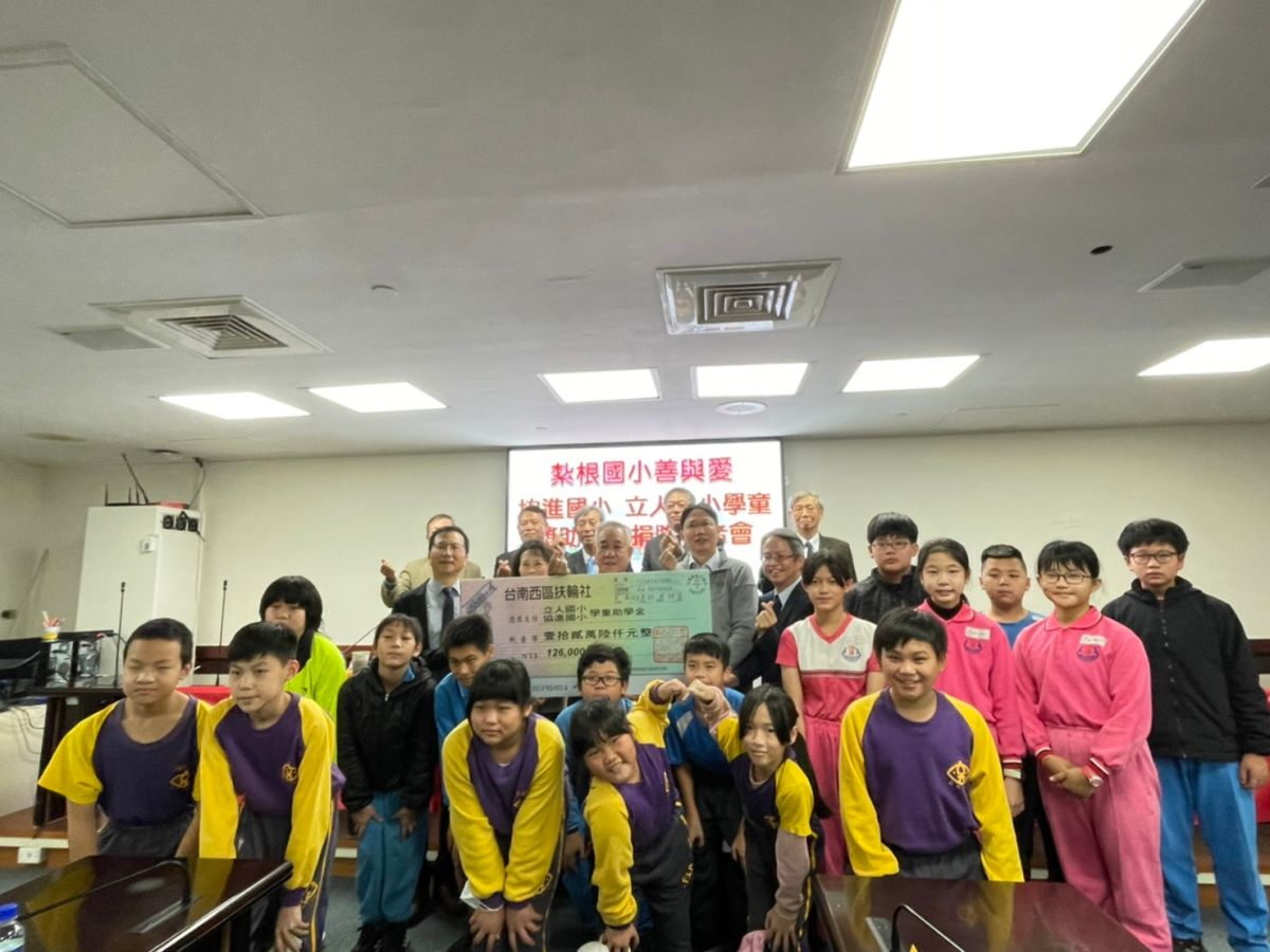 ▲西區扶輪社於台南市議會致贈助學金給學童代表們，場面溫馨（圖／記者林怡孜攝，2023,01,10）