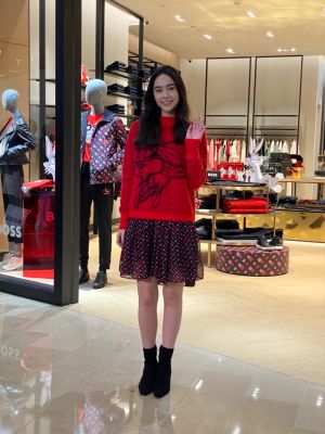 ▲新生代演員林奕嵐穿著「羅拉兔Lola Bunny」的紅色毛衣裙裝，展現青春氣息。（圖／記者蕭涵云攝）
