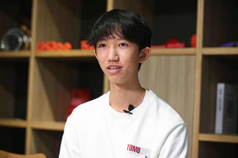 ▲盛孝凱表示，快時尚服飾品牌極其便宜、樣式簡單又跟得上潮流趨勢，但最為人詬病的是，製衣過程中不僅會排放出大量的二氧化碳，單次製衣數量龐大。（圖／葉政勳攝影）