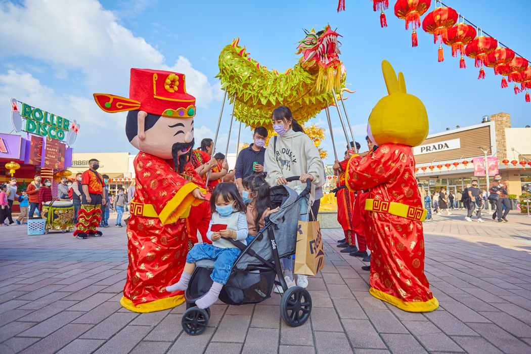 ▲華泰名品城農曆春節不走美式風格了！財神爺、金元寶照亮你的發財路，走春快帶親朋好友來華泰名品城拍美照、沾喜氣。（圖／華泰名品城提供）