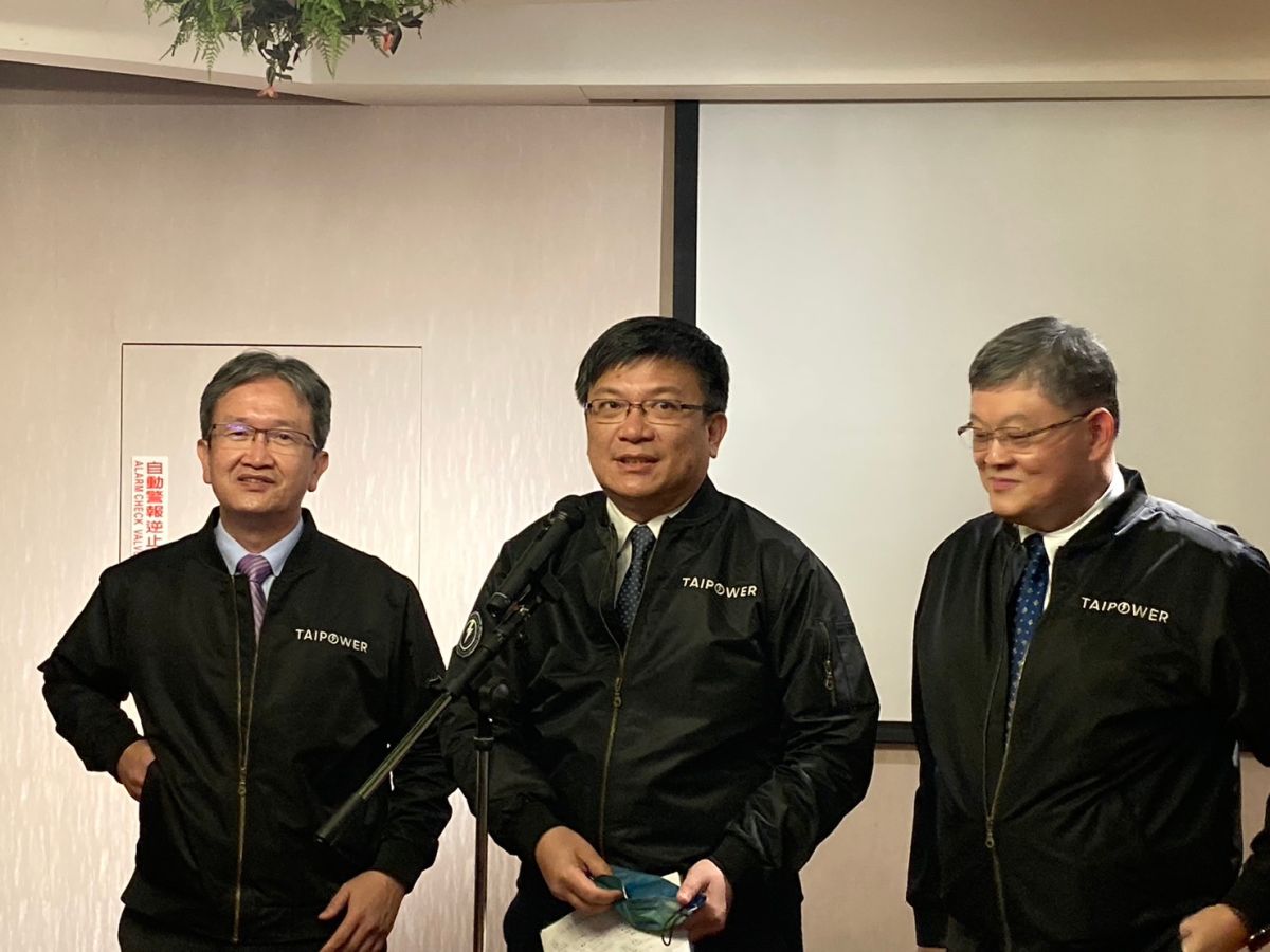 ▲經濟部次長、台電代理董事長曾文生（圖中）今（10）日表示，2022年台電虧損達2675億，預估2023年虧損會達2785億，兩者相加將超過5400億。（圖／記者鄭妤安攝影）