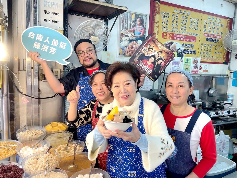 ▲陳淑芳赴台南宣傳《詐團圓》，拜訪超過50年歷史的「八寶彬圓仔惠」吃湯圓。（圖／双喜電影提供）