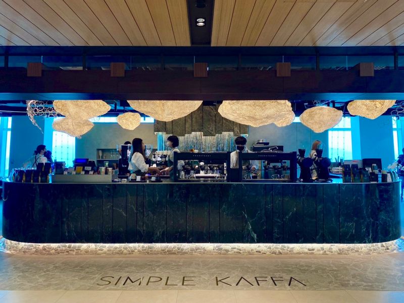 ▲2016年WBS世界咖啡師大賽冠軍吳則霖創立的「Simple Kaffa興波咖啡」，連續兩年獲得國際觀光情報網站評選為「世界最佳咖啡館」，更獲「全球50間最棒咖啡館」第一名殊榮。2023年登高進駐台北101重新打造的88樓，誕生一座有如雲中城堡的「天空興波Simple Kaffa Sola」，預計1/17起(二)試營運，搶先曝光5大亮點。（圖／記者蕭涵云攝）