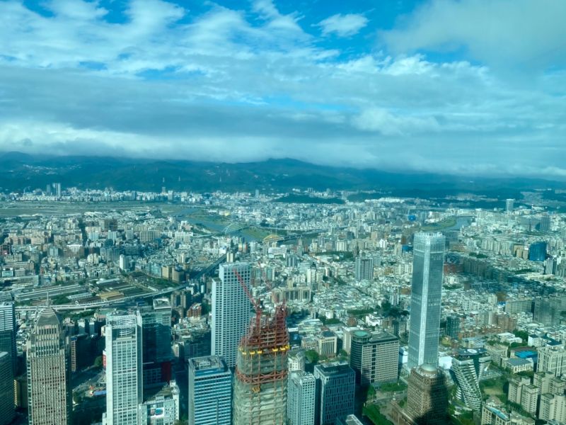 ▲「天空興波」有如一座雲中城堡,俯瞰台北美景。(圖/記者蕭涵云攝)