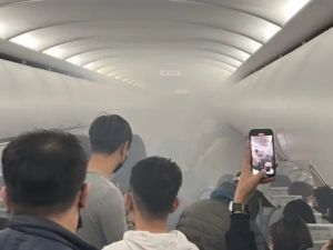 起飛前出狀況！酷航機艙突竄「大量白煙」　釀2旅客嗆傷
