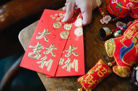 ▲每年農曆新年，最受小孩子期待的環節，就是發紅包了，在台灣人習俗中，尾數為單數通常都用於葬禮，因此務必要注意放入偶數金額。（示意圖／取自Pexels）