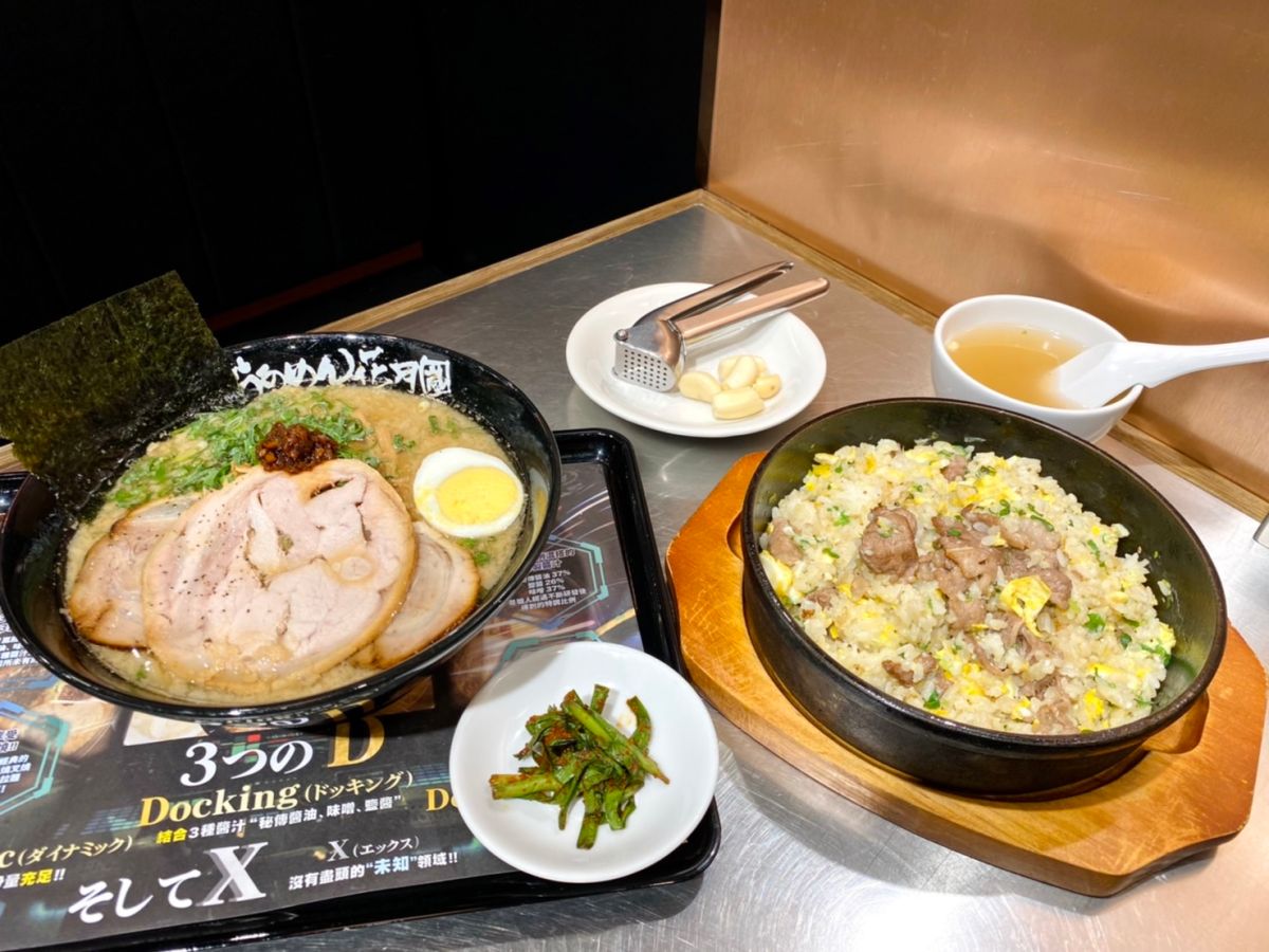 ▲「花月嵐」歡慶15週年，一次把招牌大蒜拳骨的醬油、味增、白濃3口味合體，推出超狂「大蒜拳骨拉麵3DX」，豪邁搭配1.5球特製粗麵份量、加上叉燒肉與大片炙燒叉燒，並拌入花月嵐秘傳蒜醬，打造既熟悉又特別的豐富滋味。（圖／記者蕭涵云攝）