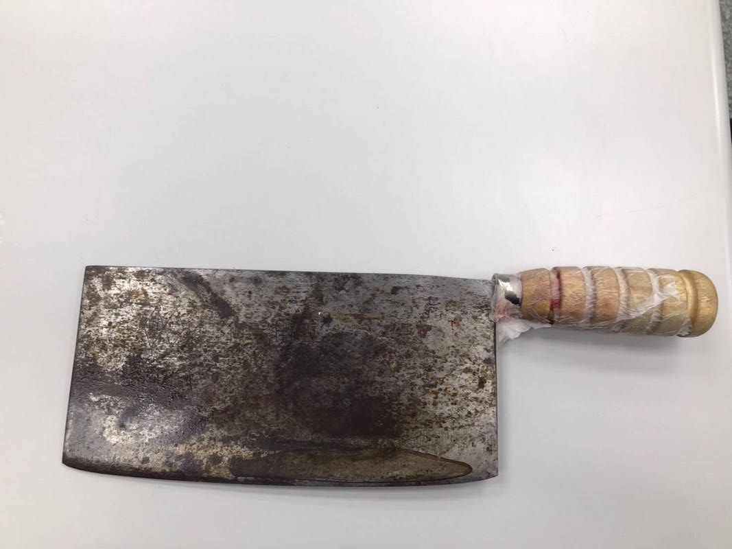 ▲高雄市新興區一家海產店，今日凌晨老闆與客人酒後口角，竟用酒杯砸傷客人頭還拿菜刀出來砍人。（圖／翻攝畫面）