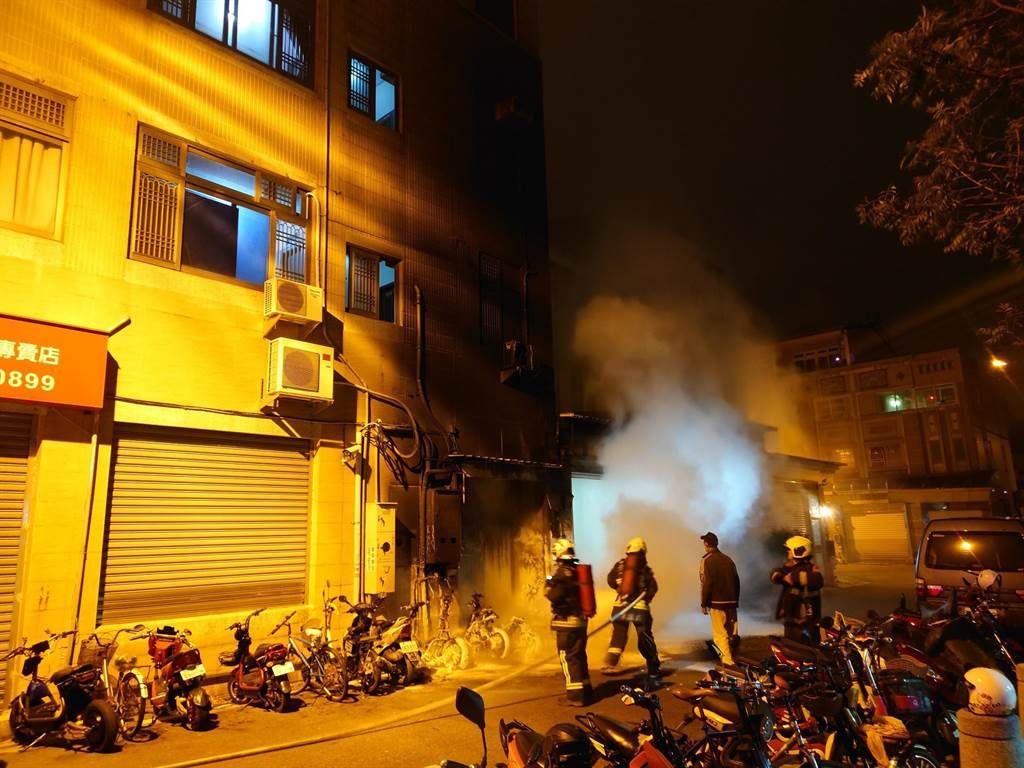 ▲台中市大甲區慈德路一處移工宿舍，昨（10）晚深夜11點半左右傳出火警，造成一位女性移工燙傷，10輛機車被燒毀。（圖／翻攝畫面）