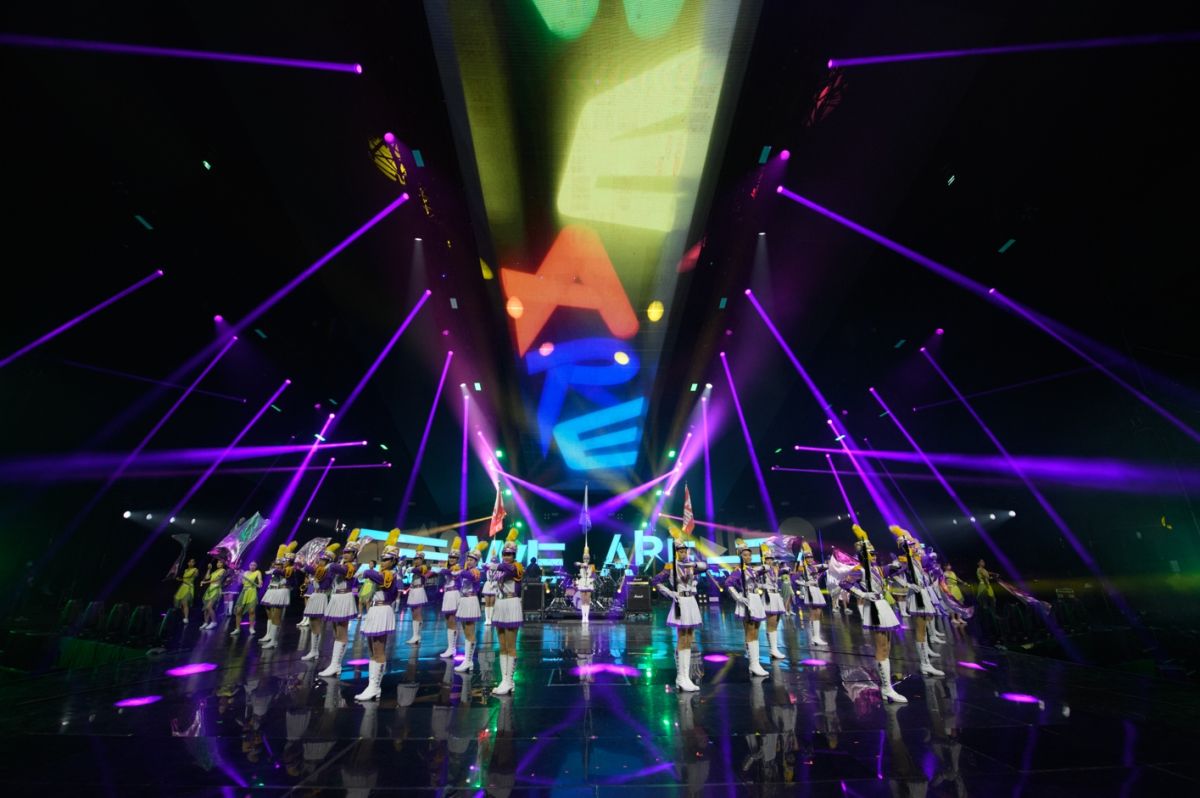 ▲《WE ARE我們的除夕夜》開場表演嘉賓，由台北市士林高商樂儀旗隊與樂團宇宙人跨界共演。（圖／文化總會提供）