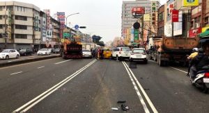 高雄「10連撞」車禍!卡車起重機疑煞不住 2人輕傷送醫