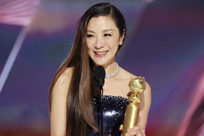 ▲亞洲女演員楊紫瓊以《媽的多重宇宙》榮獲金球獎「音樂喜劇類最佳女主角」獎項。（圖／美聯社）