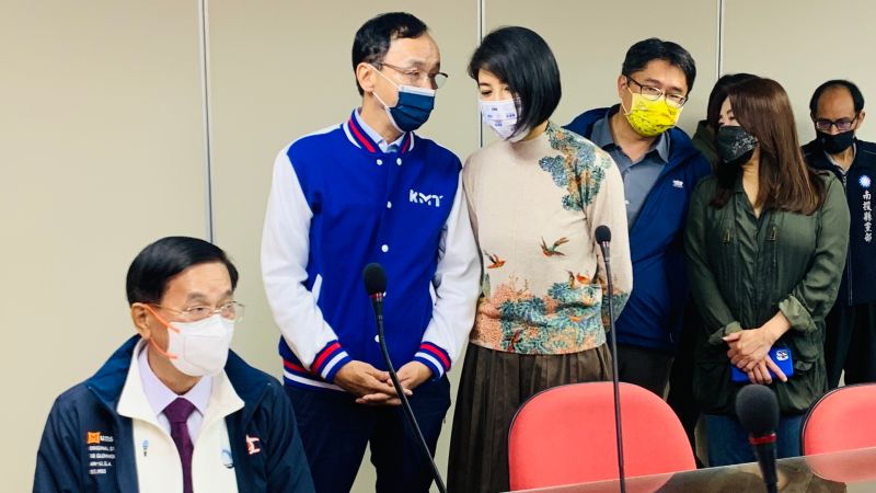 ▲國民黨主席朱立倫(後排左起)與南投縣長許淑華、林明溱兒子林儒彬、立委馬文君等人,一起陪林明溱辦理登記。(圖/記者顏幸如攝,2023.01.11)