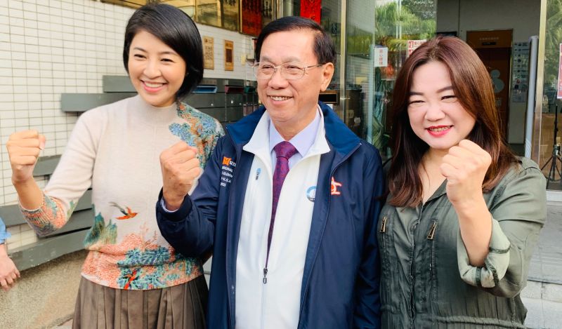 ▲南投縣長許淑華(左)、立委馬文君陪林明溱辦理登記。(圖/記者顏幸如攝,2023.01.11)