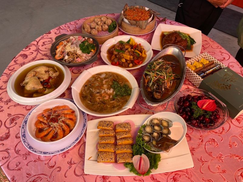 ▲陳其邁在臉書貼出多張辦桌美食照。(圖/翻攝自陳其邁臉書)
