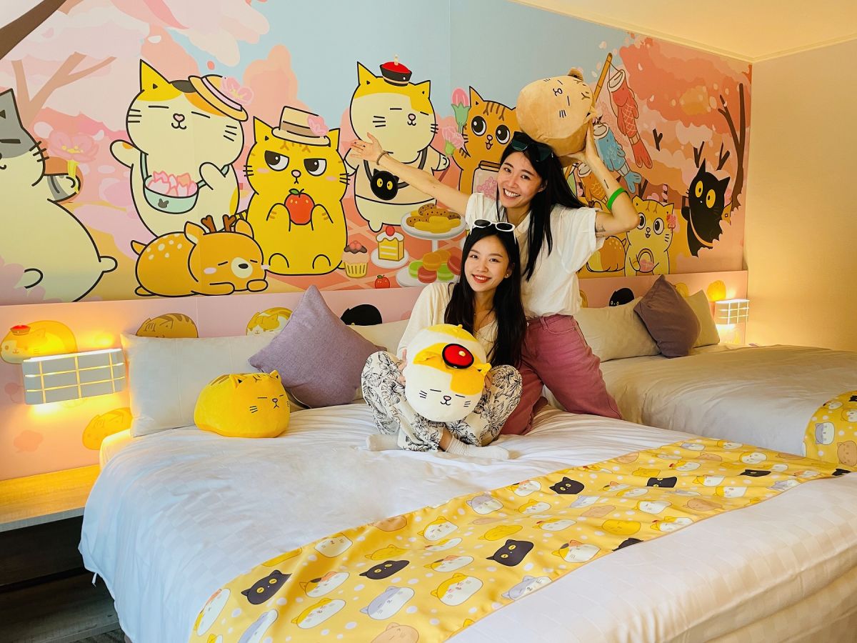 ▲毛孩界最強IP「黃阿瑪的後宮生活」推出主題房！Klook平台即日起推出獨家好禮包給房客，只送不賣的正版週邊心動的話趕緊收！（圖／Klook提供）