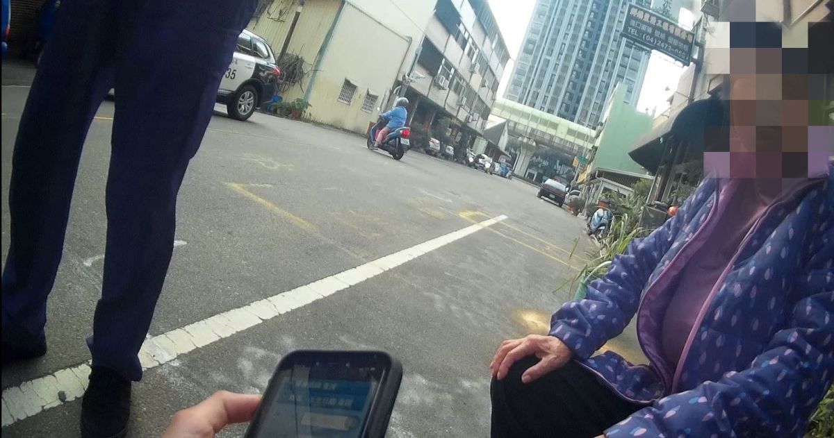 ▲員警靈機一動，利用GOOGLE幫忙老嫗尋找口中「洗衫店」的家（圖/記者鄧力軍翻攝）