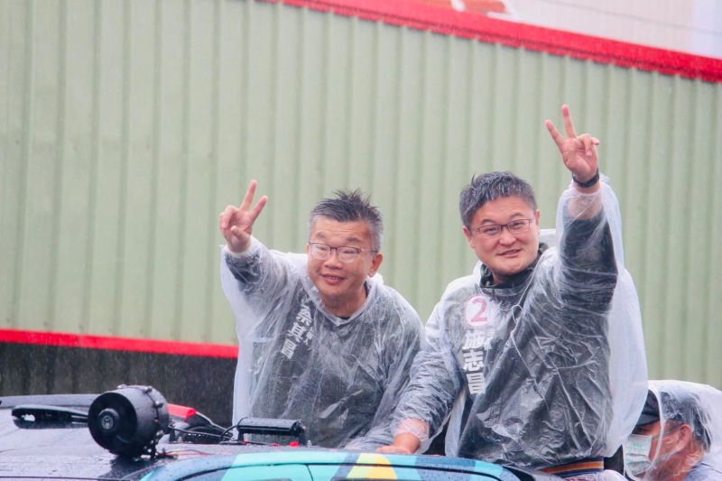 ▲施志昌(右)是立法院副院長蔡其昌的子弟兵。(圖/翻攝施志昌臉書,2023.01.11)