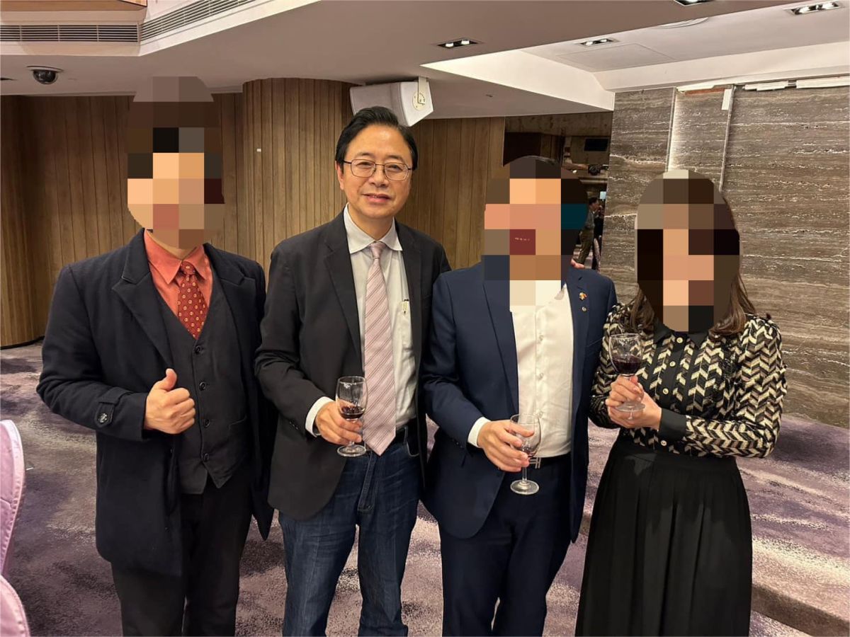 ▲余信憲貼出張善政手持紅酒的照片，批他桃園停水災情嚴重，連國民黨議員都在臉書上求救，但災民看到你笑著拿紅酒杯、把酒言歡。（圖／翻攝余信憲臉書）