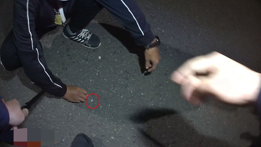 ▲台南市唐姓男子昨天下午因涉毒品案，交保後立刻購毒，昨晚又攜毒騎機車載蘇姓毒友停等紅綠燈違規遭攔查，唐男情急之下竟想吞毒滅證，警方立刻壓制逮捕，訊後送辦。（圖／中央社）