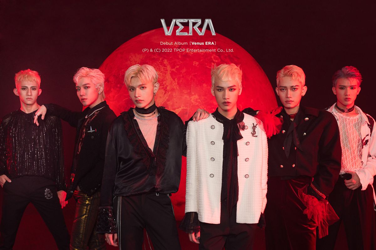 ▲VERA擔任《未來少女》海選評審，看見13歲少女跳舞能力很驚喜，鼓勵她們唱跳實力都要兼具。左起為學文、藍弟、孟維、巴比、蔡朕、Nelson。（圖／踢帕娛樂提供）