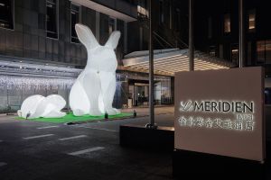 ▲酒店業者特別與Amanda Parer打造兩隻純白兔子燈飾，今天亮相的兔子就有7米高，純白外觀在信義車水馬龍的街上相當搶眼，晚上看也相當吸睛。（圖／寒舍提供）