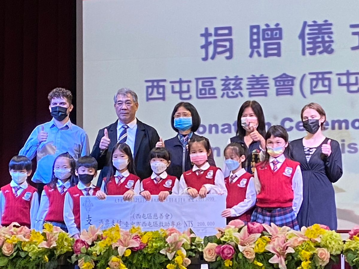 ▲台中康乃薾麗喆中小學今天舉辦聖誕慈善捐贈音樂會，台中市西屯區慈善會獲贈20萬元。（圖／記者金武鳳攝，2023.1.11)