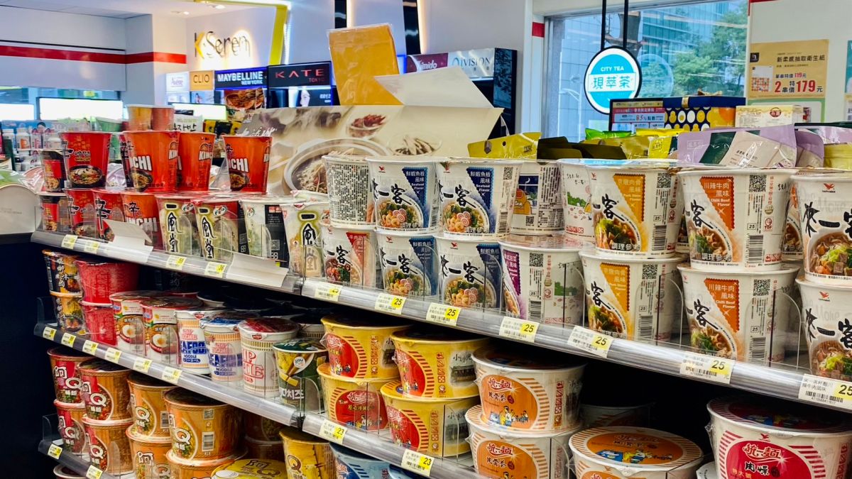▲7-11本周端出農心海鮮烏龍麵買1送1，全家持續主打900ml鮮奶破盤價69元。（圖／記者黃韻文攝）