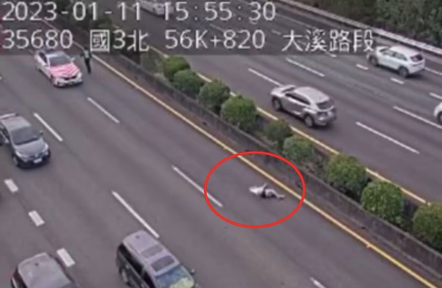 ▲今（11日）下午3點多，國道3號北上56.8公里大溪路段發生3小客車追撞事故，占用內線事故，該起車禍造成一名男子噴飛車外，橫躺在國道內側車道上，造成後方回堵8公里，詳細事故發生原因，仍待釐清。（圖／翻攝記者爆料網）