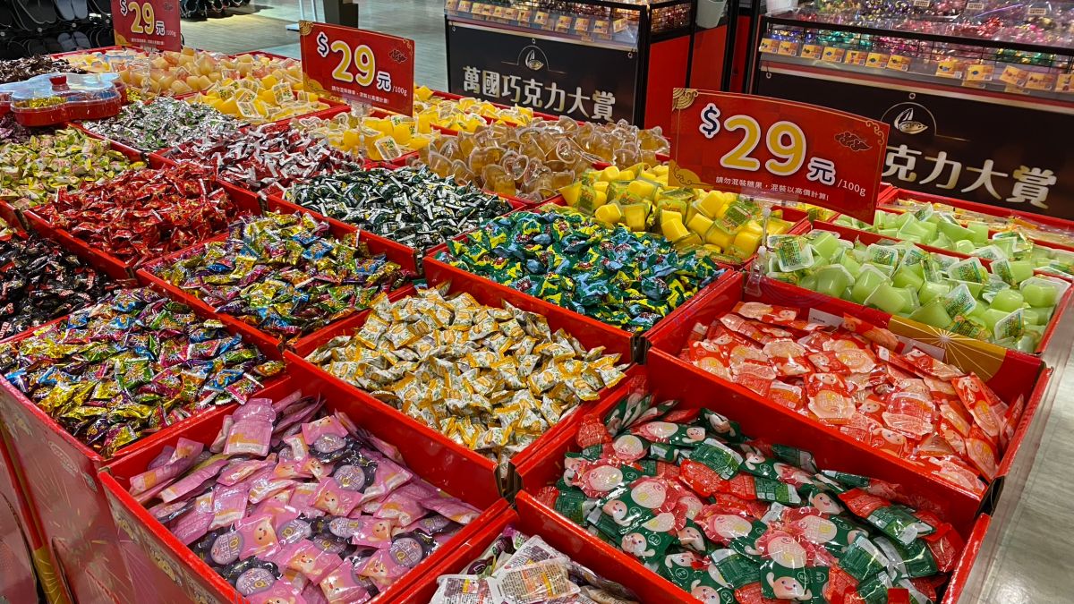 ▲過年期間親友團聚時，都會在桌上放各種零食招待。（圖／記者黃韻文攝）