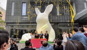 ▲寒舍艾美酒店響應燈會，與澳洲知名藝術家合作打造兩隻巨大白兔。（圖／記者汪睿琦攝）