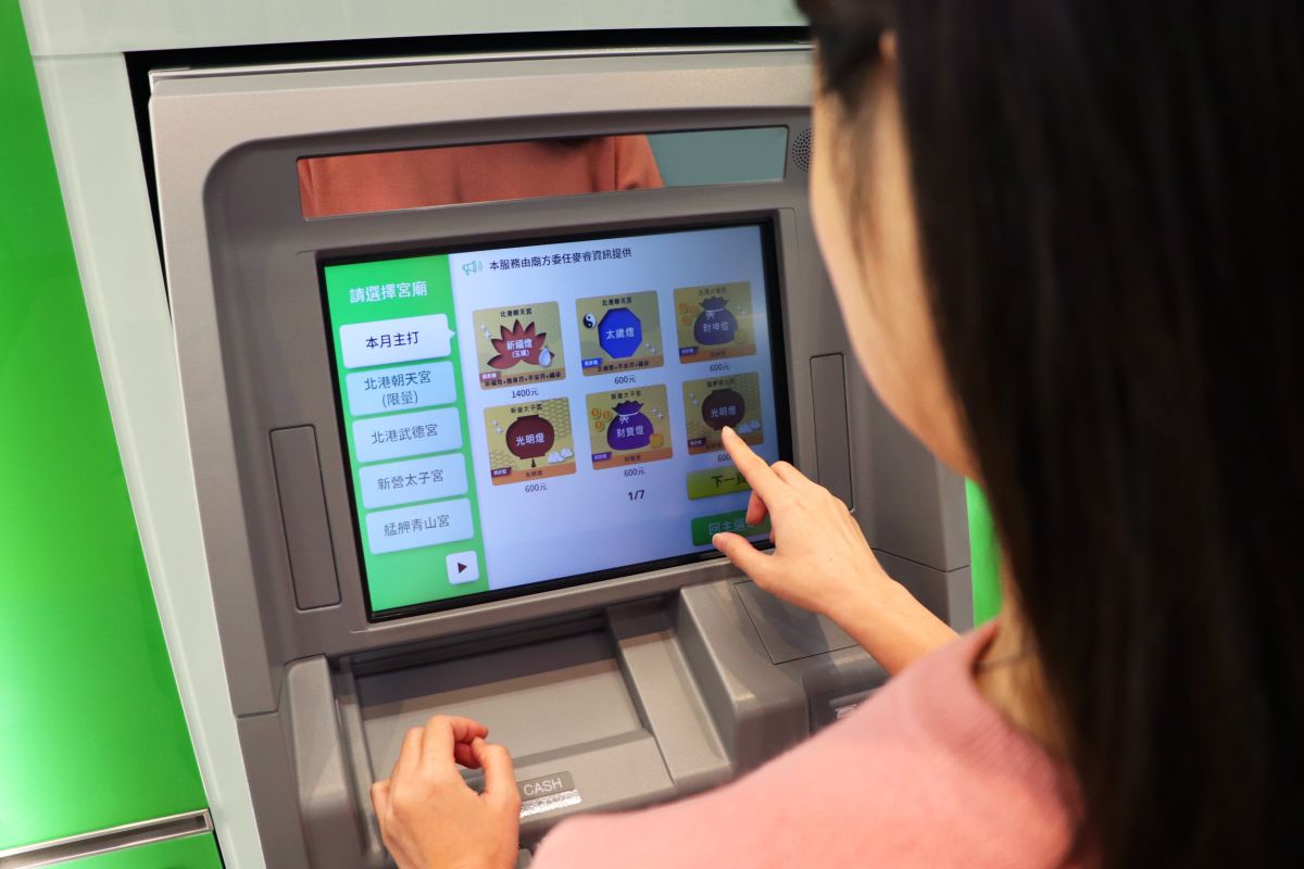 ▲每到新年，許多民眾會到宮廟點燈祈求照亮來年運途，銀行也與全台多間知名廟宇合作，在ATM推出光明燈、太歲燈、文昌燈、財神燈和寵物光明燈等共計百款燈種，讓民眾不必到宮廟排隊等候。（圖／國泰世華銀行提供）